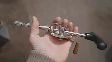 Медицинская ручная шестеренчатая дрель.